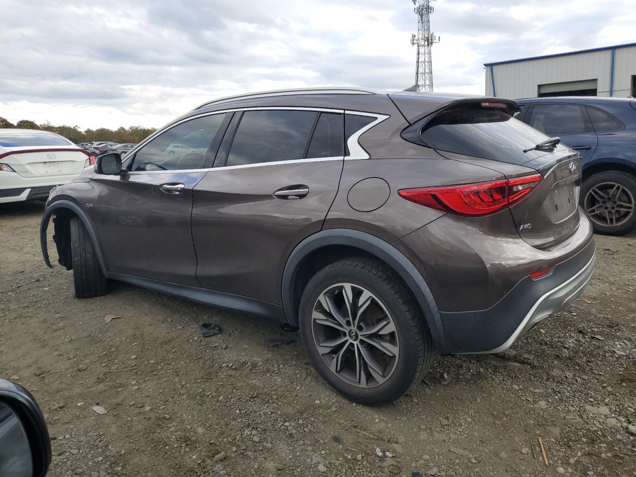 INFINITI QX30 LUXE
