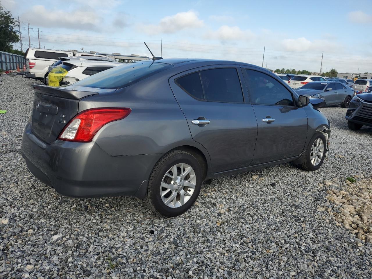 NISSAN VERSA S