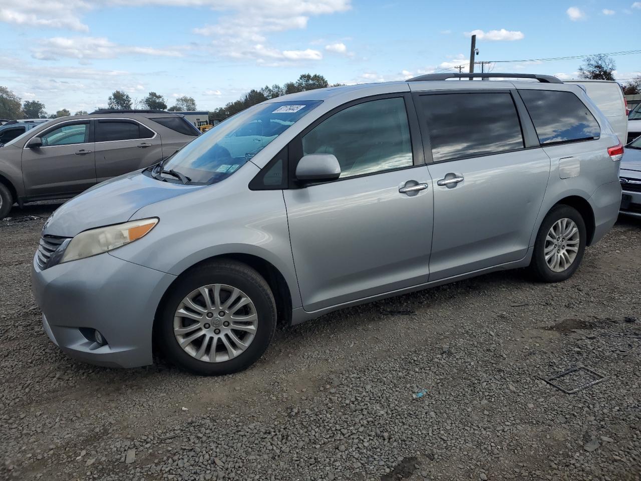 TOYOTA SIENNA XLE