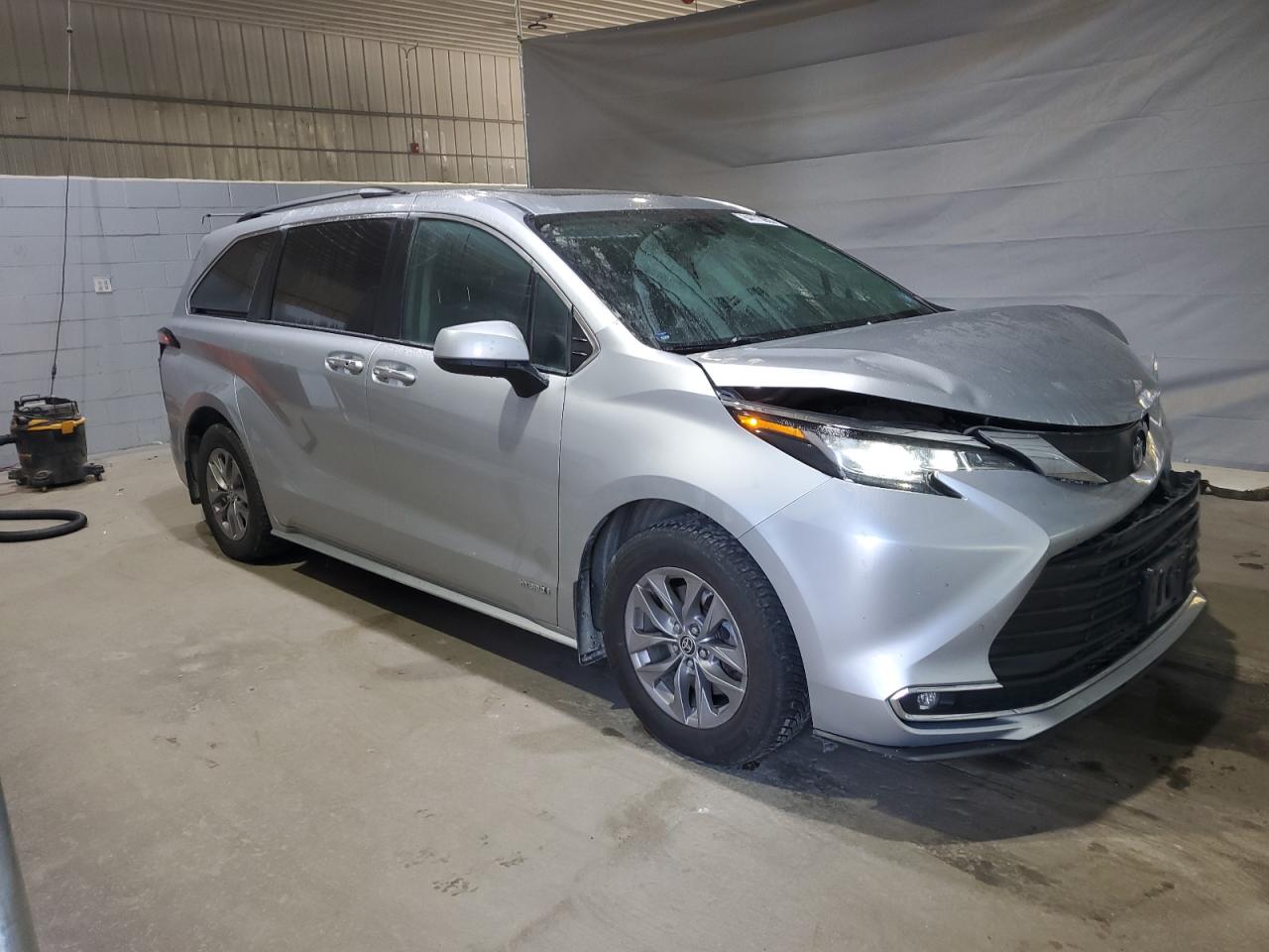 TOYOTA SIENNA XLE