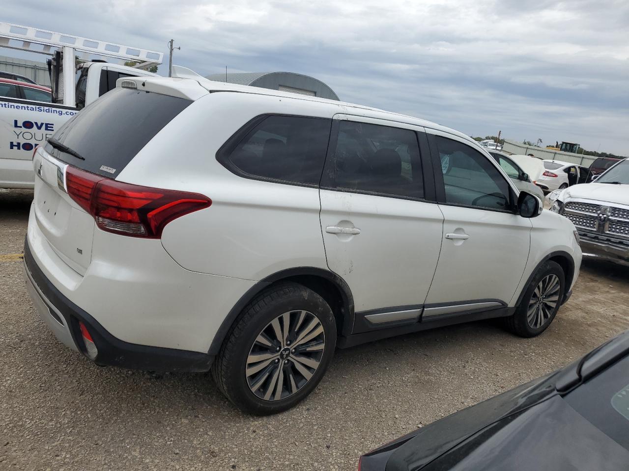 MITSUBISHI OUTLANDER SE
