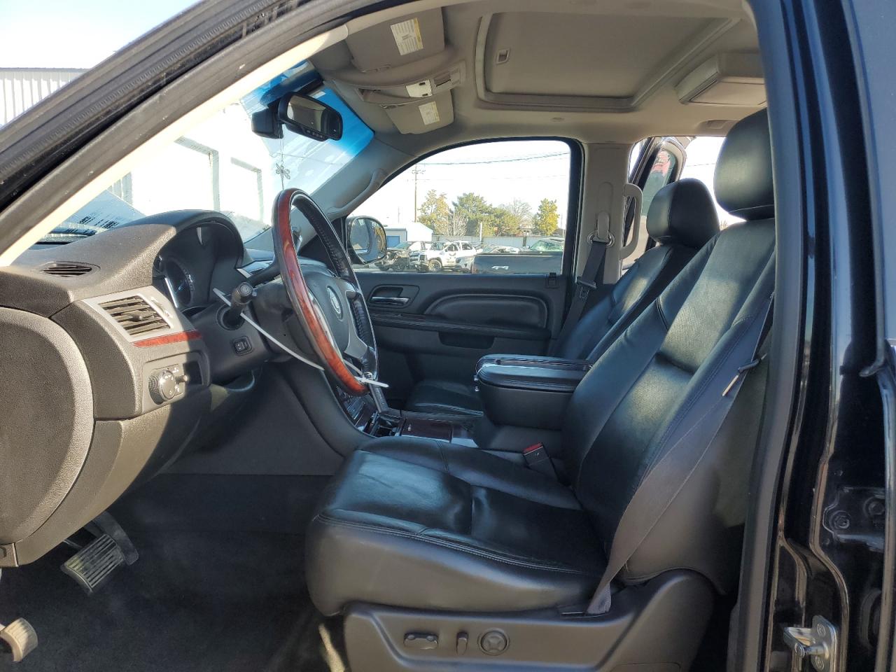 CADILLAC ESCALADE LUXURY