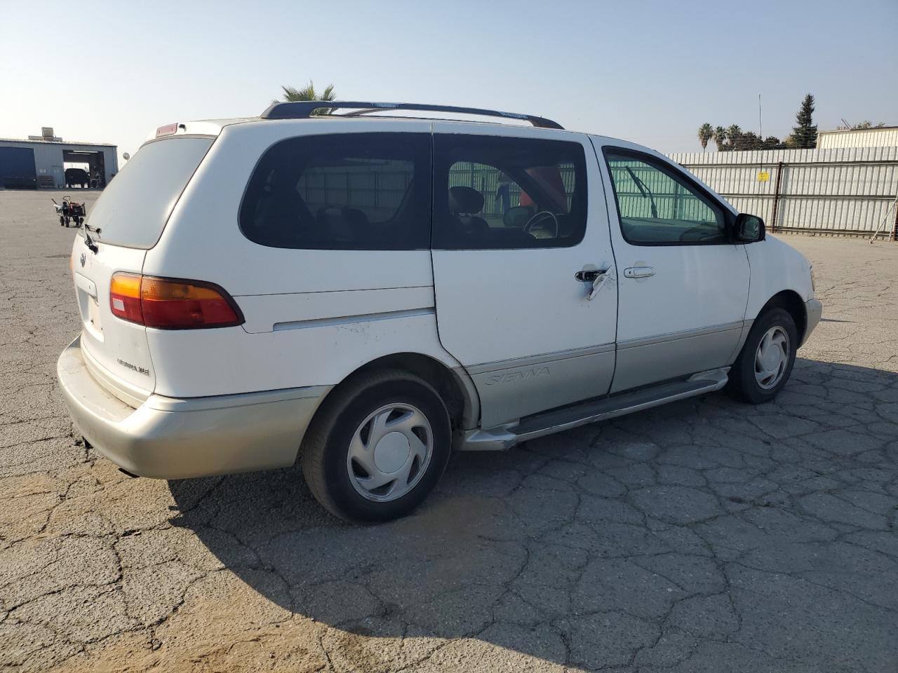 Lot #3318854085 1998 TOYOTA SIENNA LE