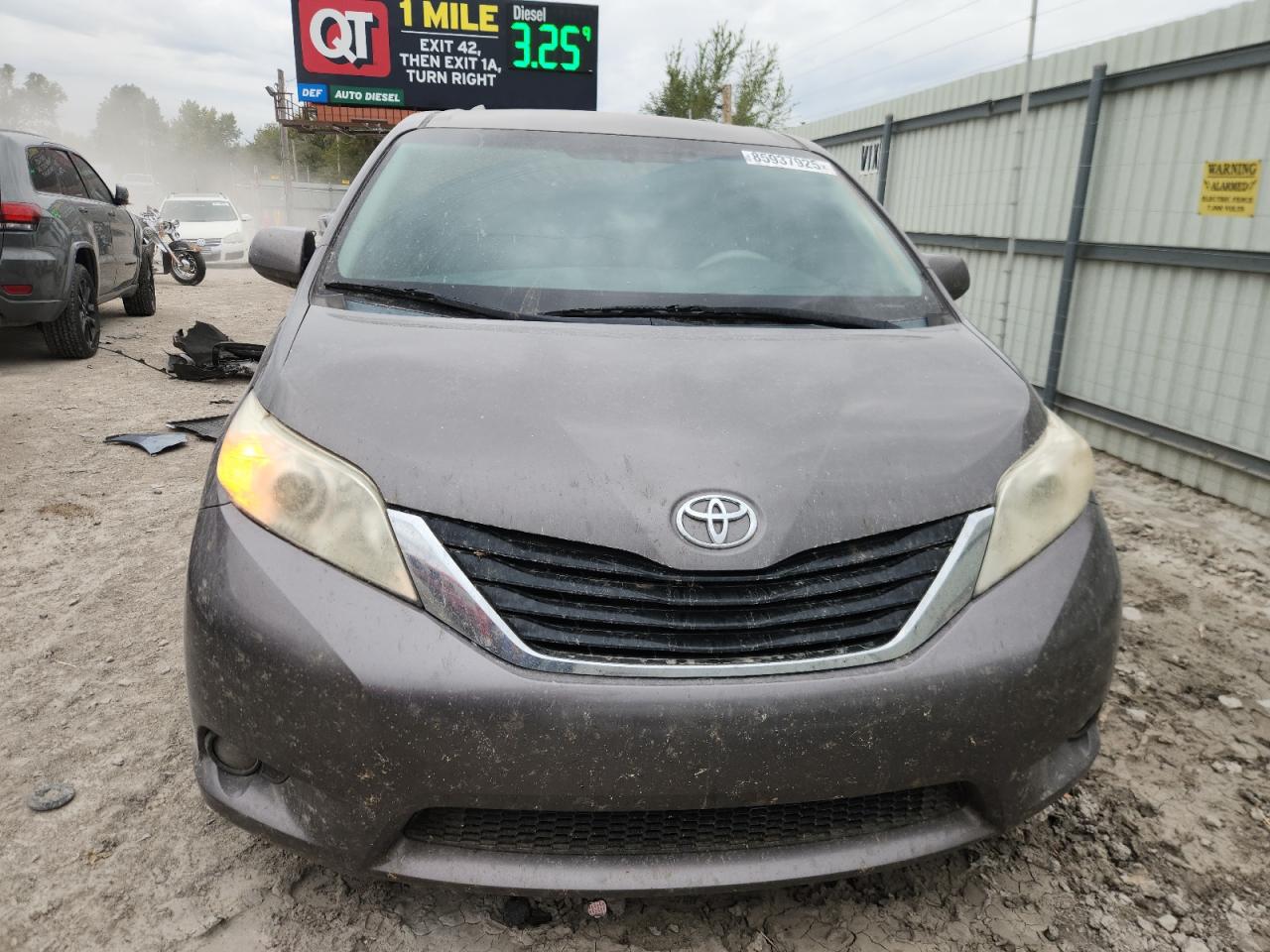Lot #3283820414 2013 TOYOTA SIENNA LE