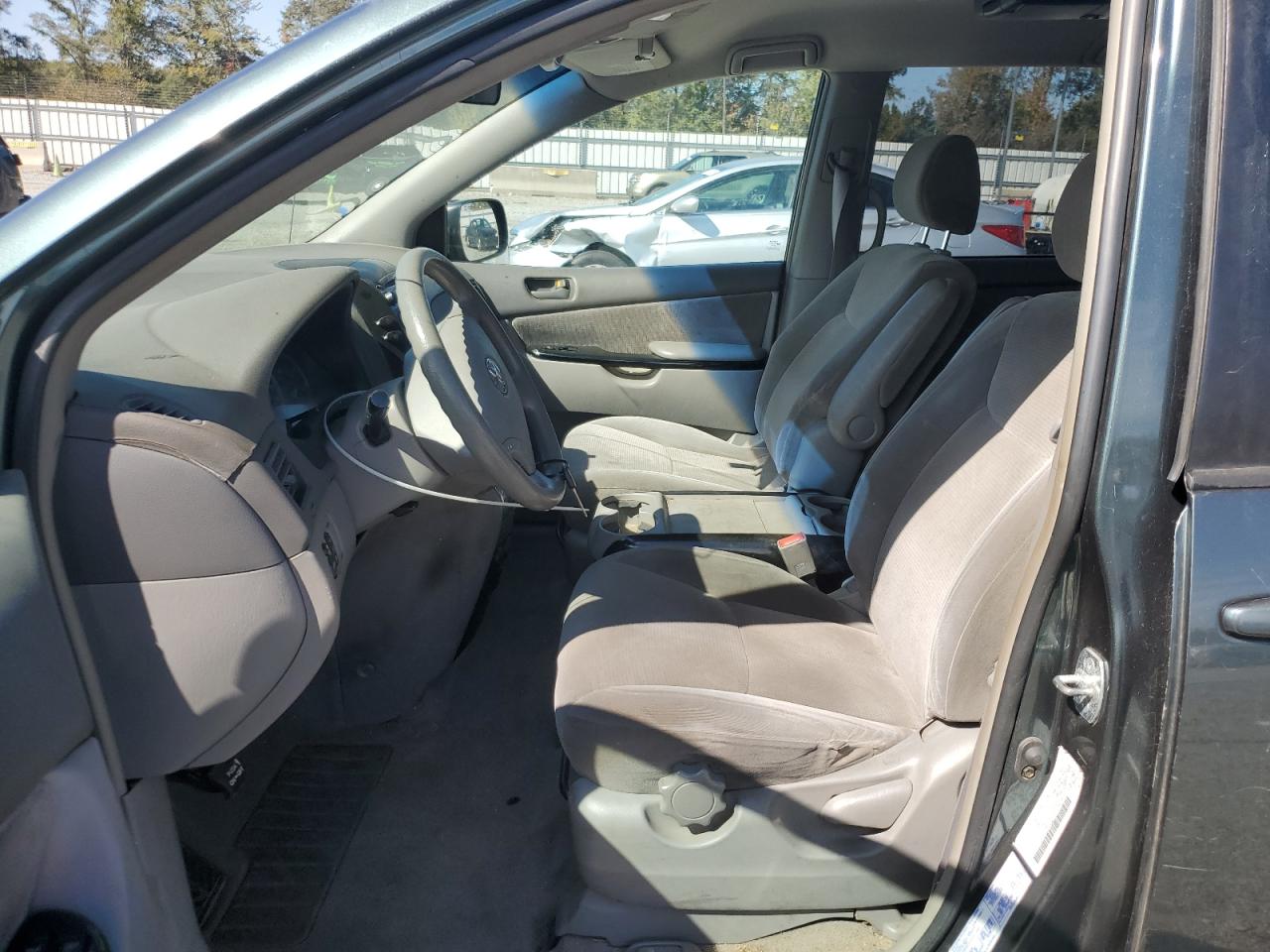 Lot #3284830521 2004 TOYOTA SIENNA CE