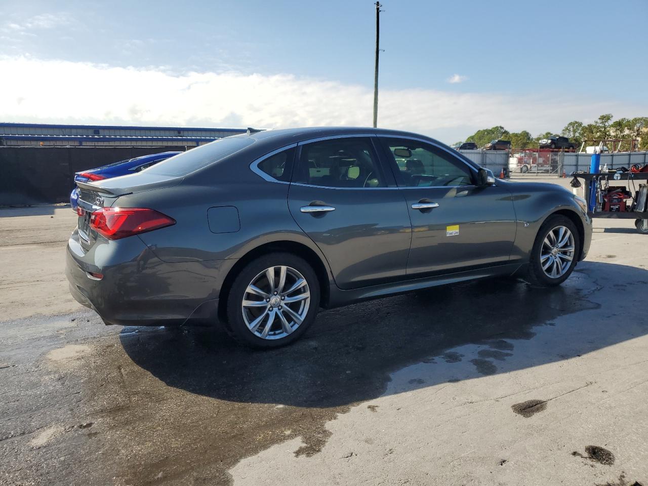 INFINITI Q70 3.7