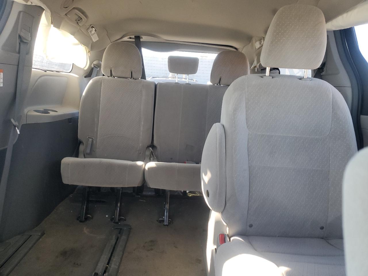 Lot #3308323190 2017 TOYOTA SIENNA LE