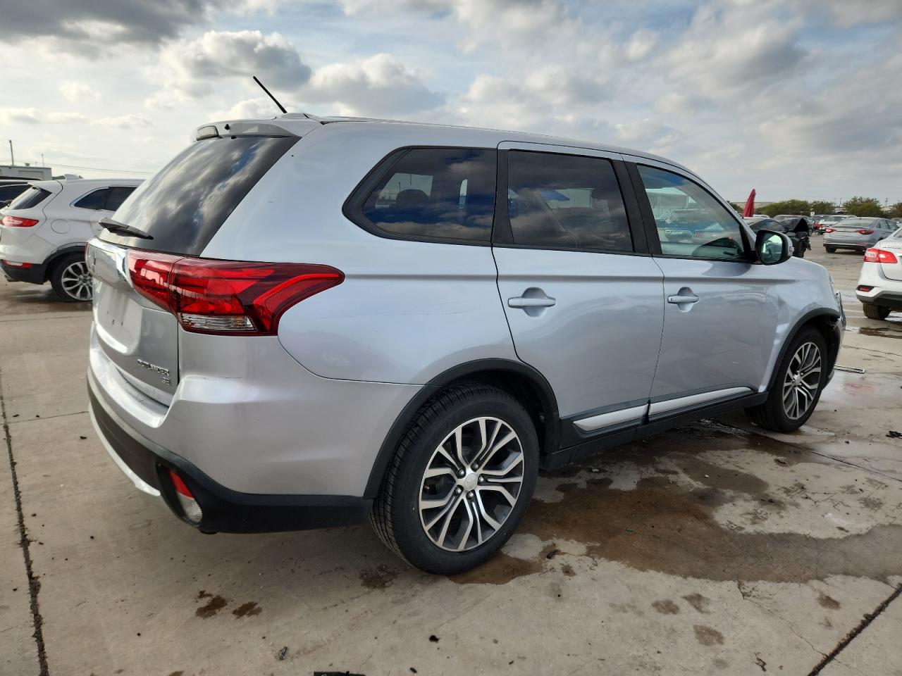 MITSUBISHI OUTLANDER SE