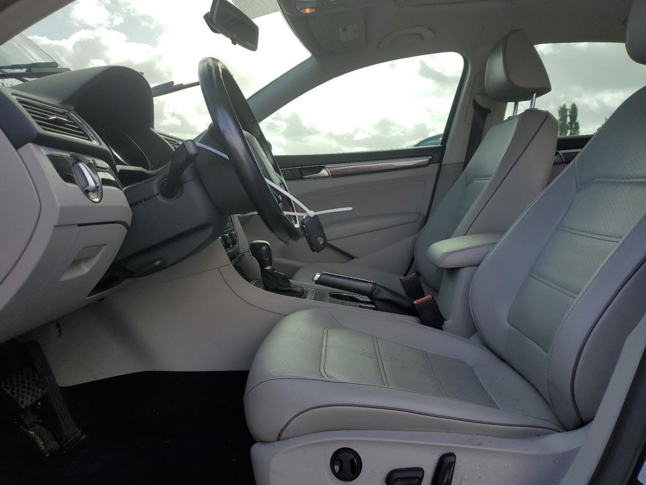 VOLKSWAGEN PASSAT SE