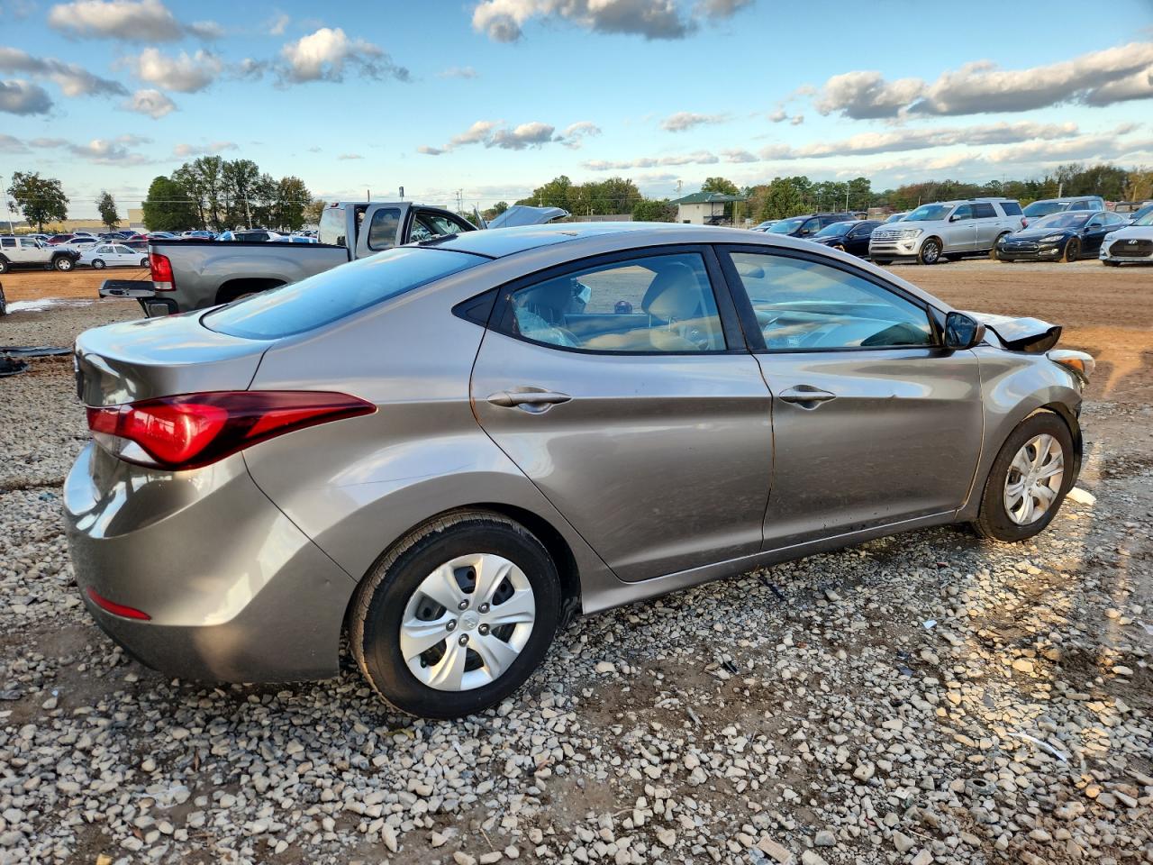 HYUNDAI ELANTRA SE