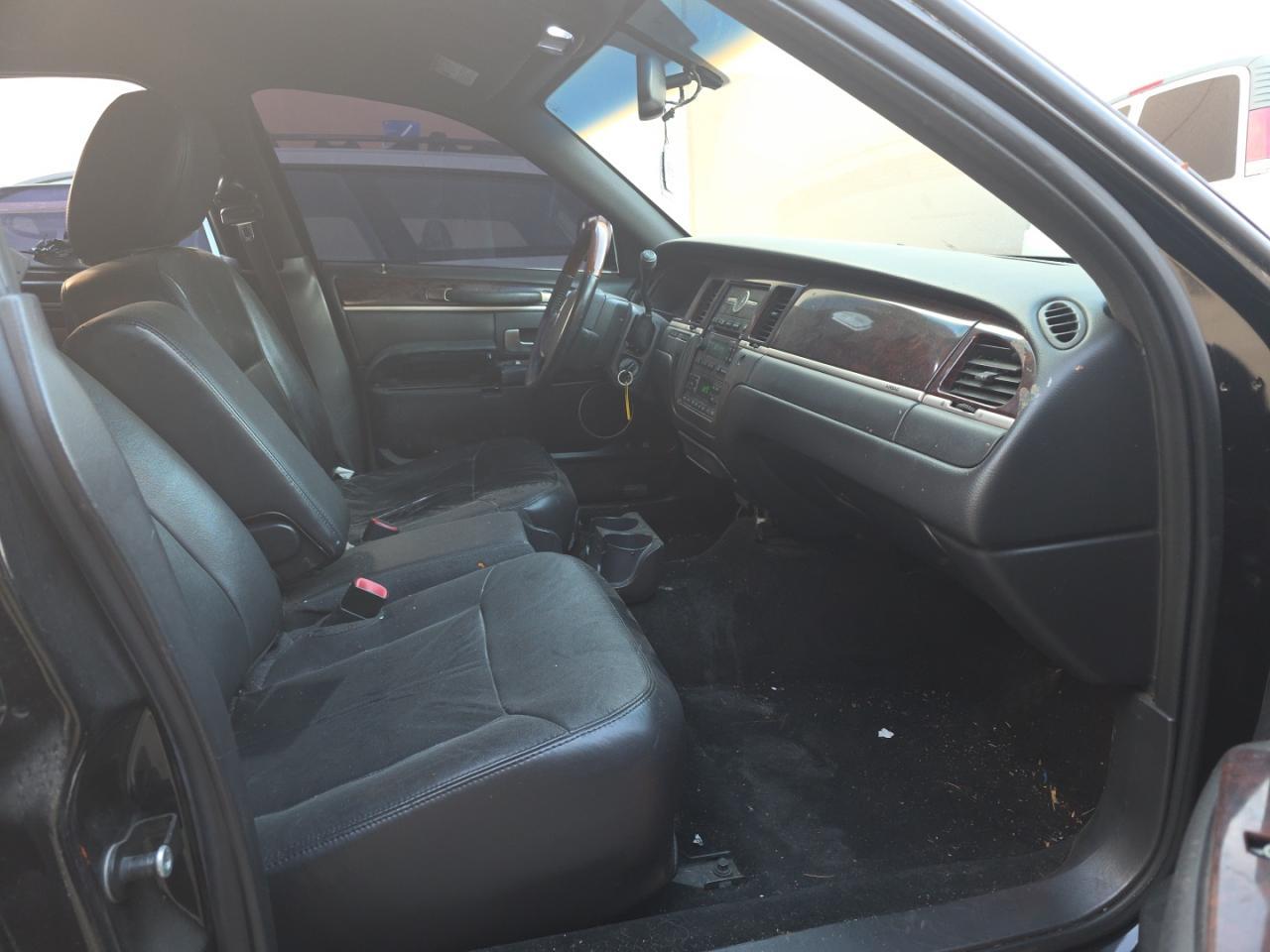 LINCOLN TOWN CAR SIGNATURE LIMITED