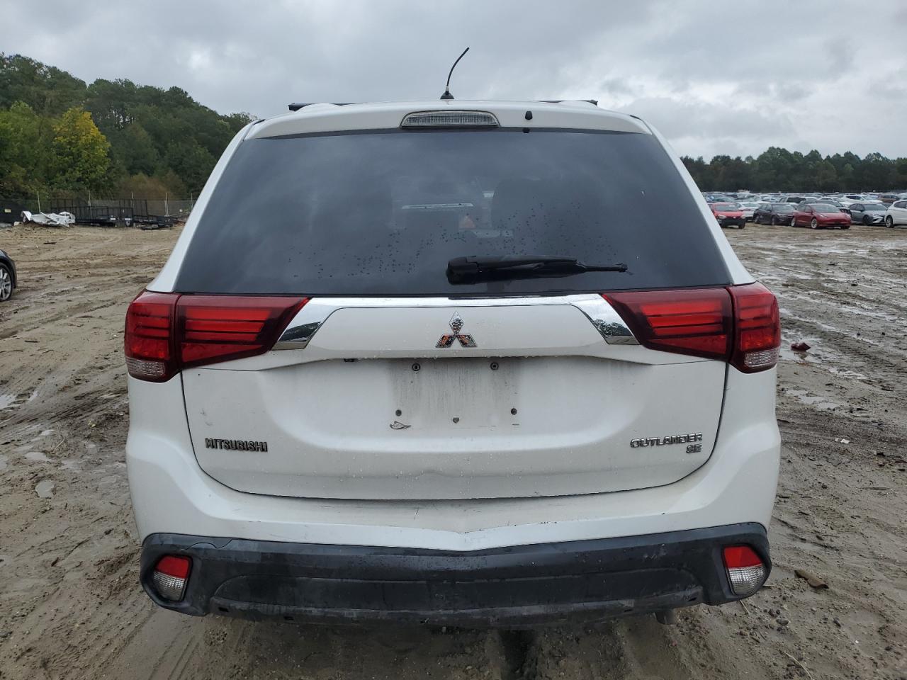 MITSUBISHI OUTLANDER SE