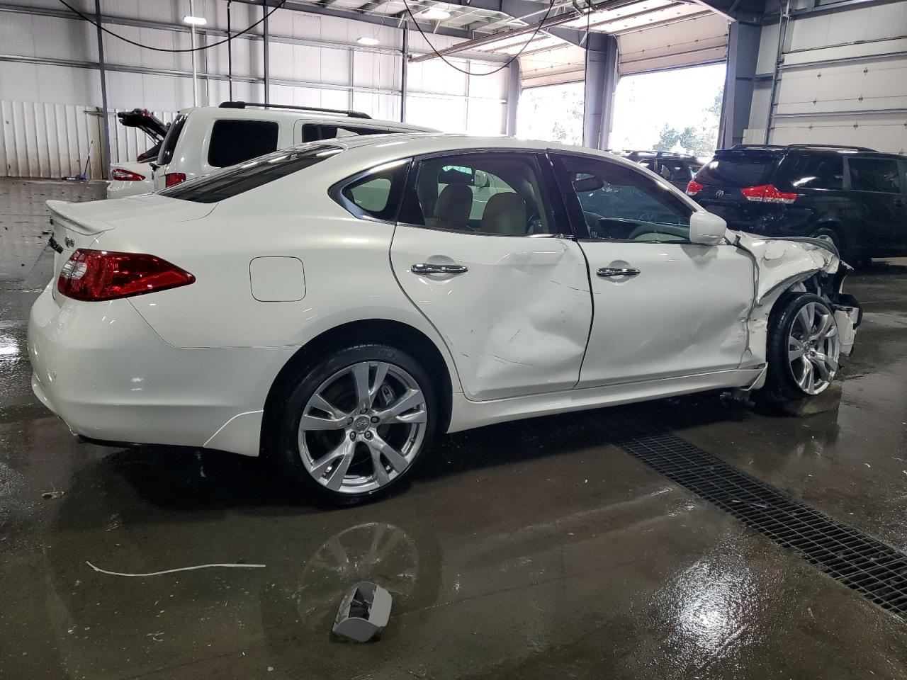 INFINITI Q70 5.6
