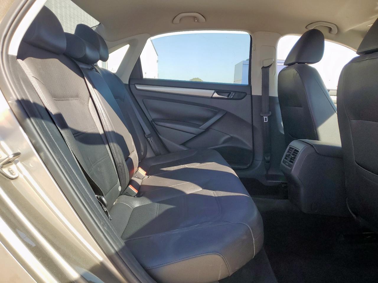 VOLKSWAGEN PASSAT SE