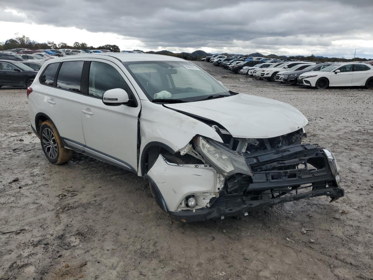 MITSUBISHI OUTLANDER SE