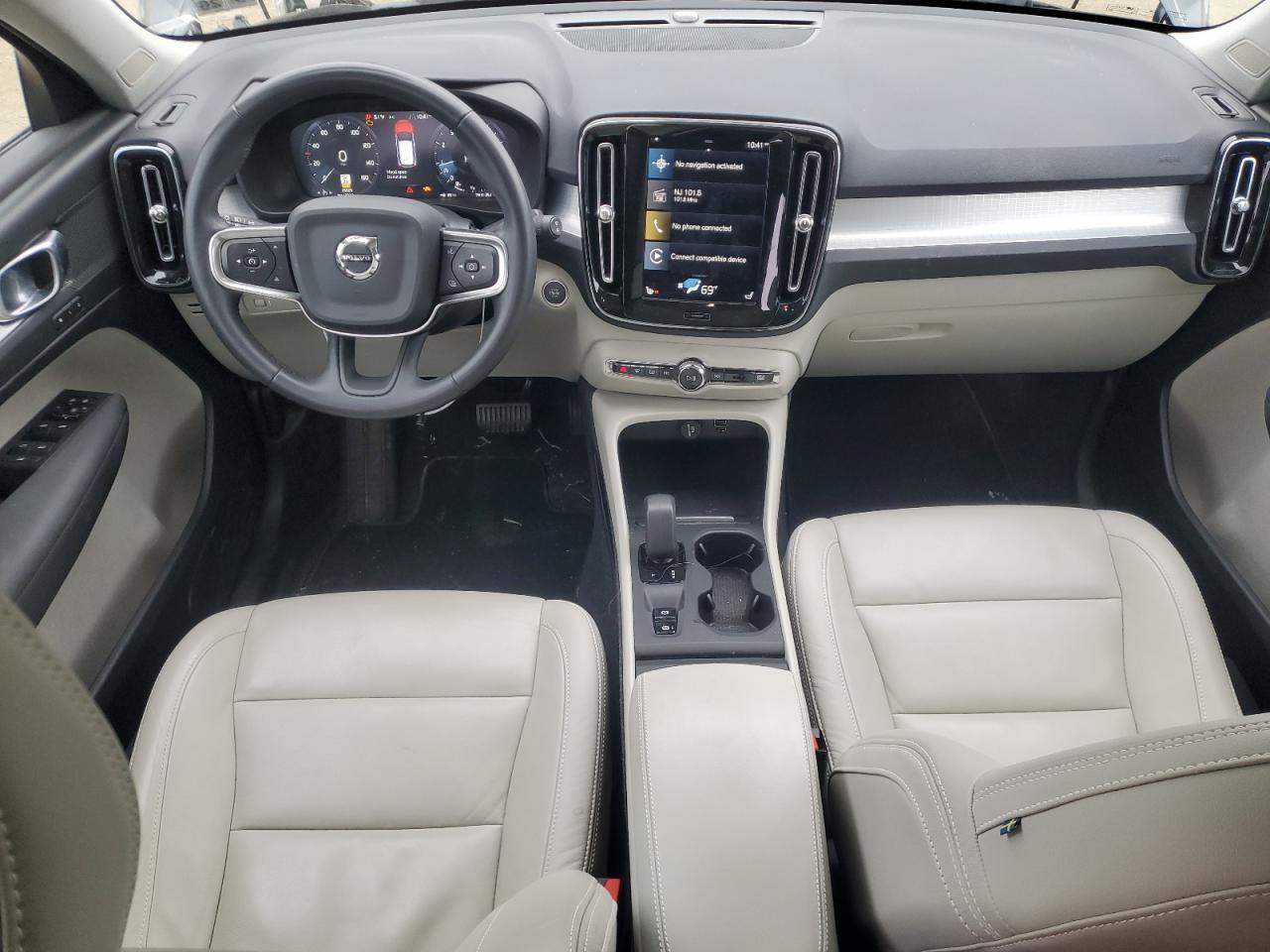 VOLVO XC40 T5 MOMENTUM