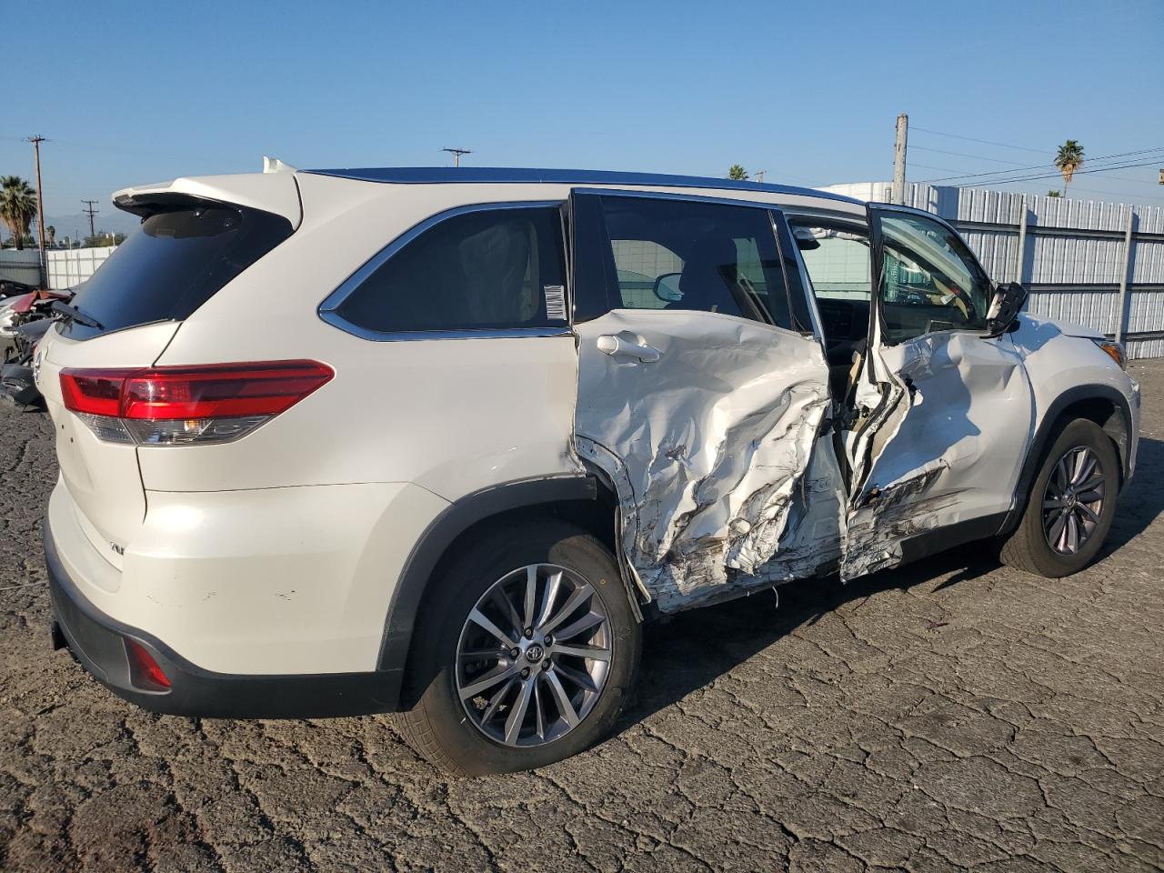 Lot #3308358371 2019 TOYOTA HIGHLANDER