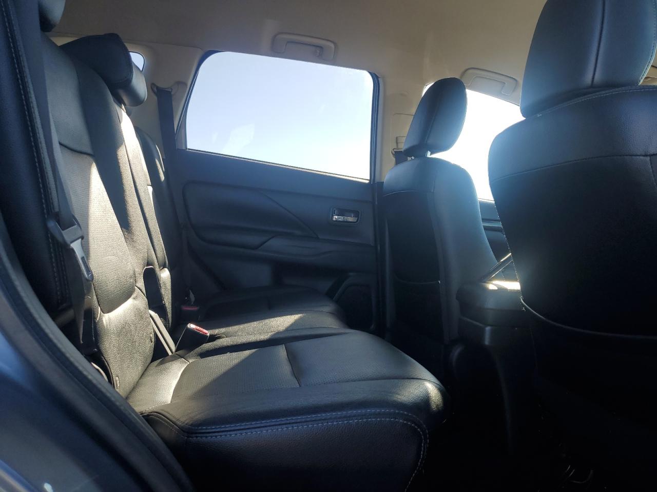 MITSUBISHI OUTLANDER SE