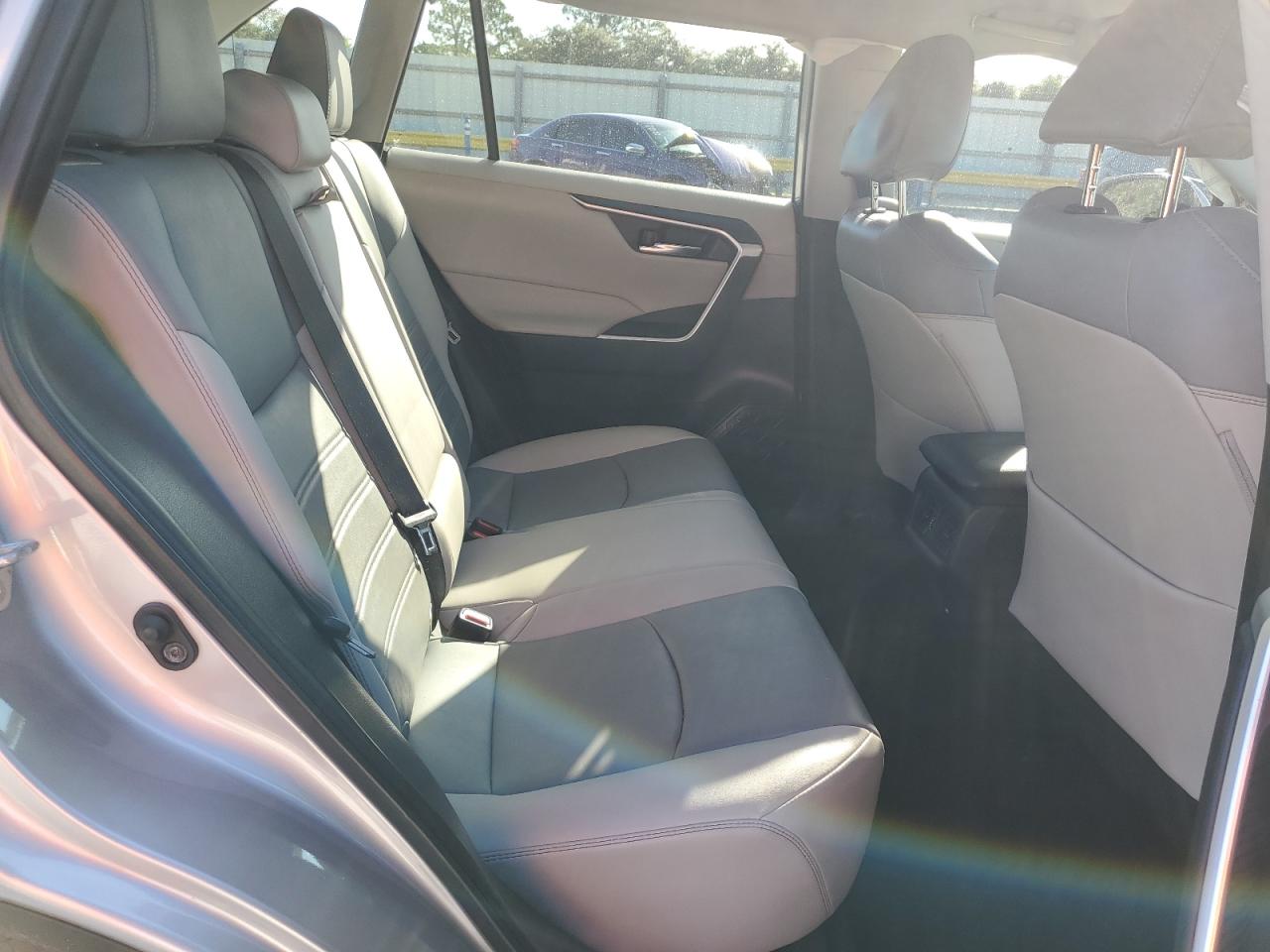 TOYOTA RAV4 XLE PREMIUM