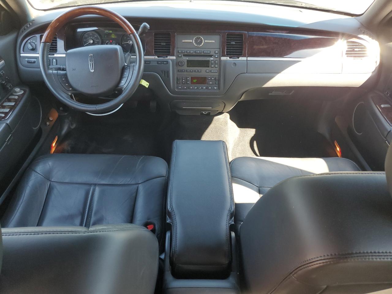 LINCOLN TOWN CAR SIGNATURE LONG WHEELBASE