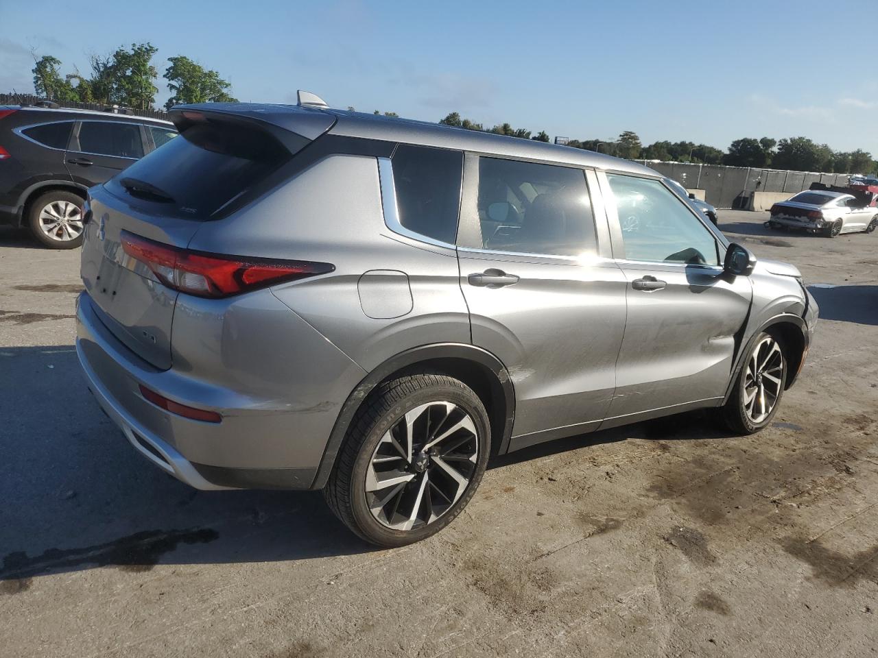 MITSUBISHI OUTLANDER SE