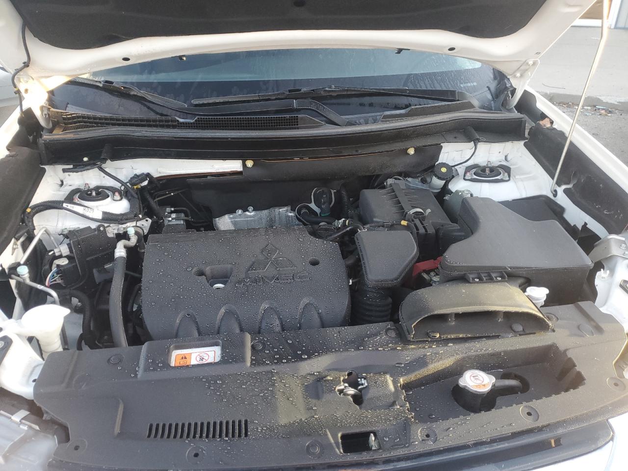 MITSUBISHI OUTLANDER SE