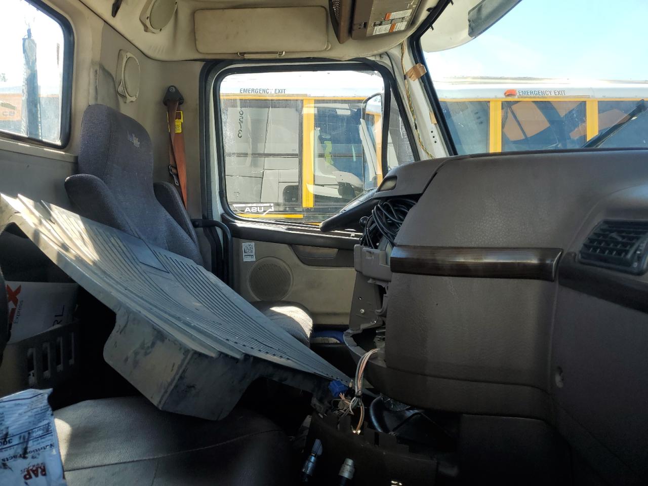 Lot #3297130511 2015 VOLVO VN VNL