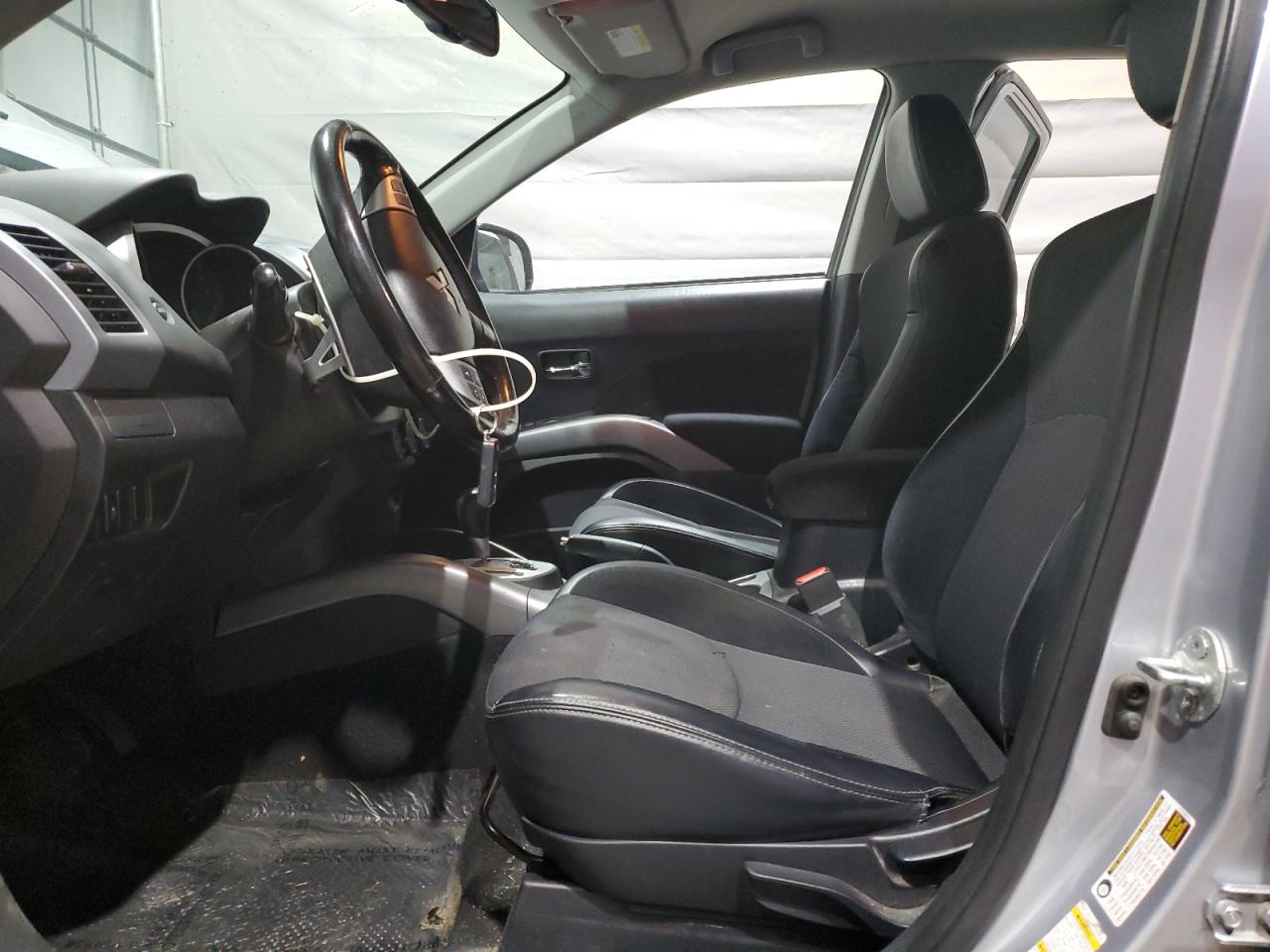 MITSUBISHI OUTLANDER SE