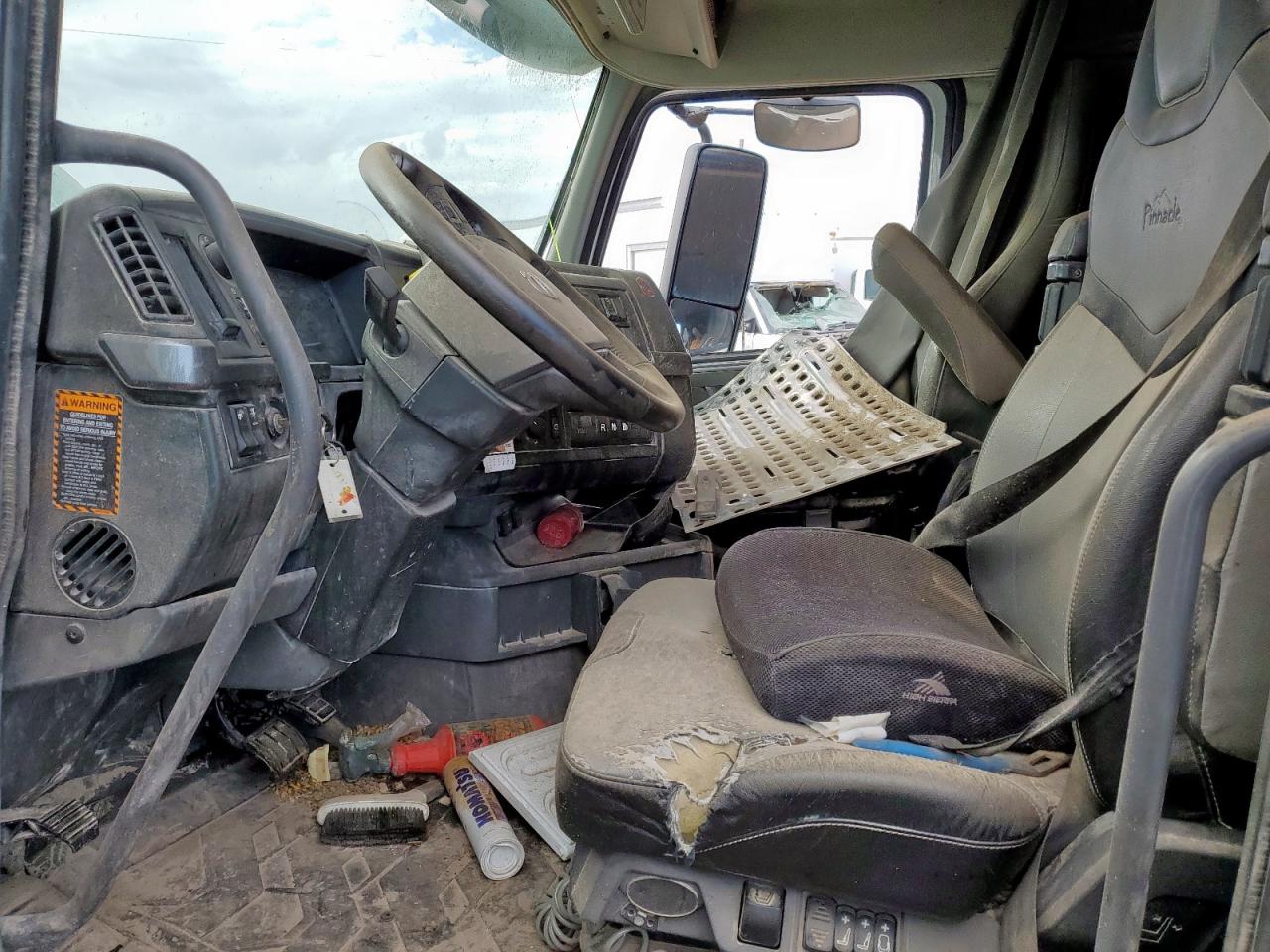 Lot #3308271213 2020 VOLVO VNR