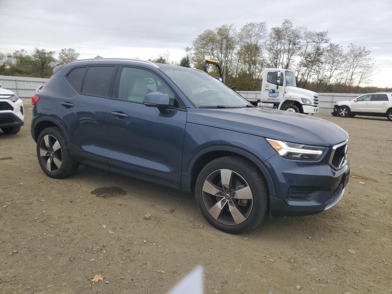 VOLVO XC40 T5 MOMENTUM