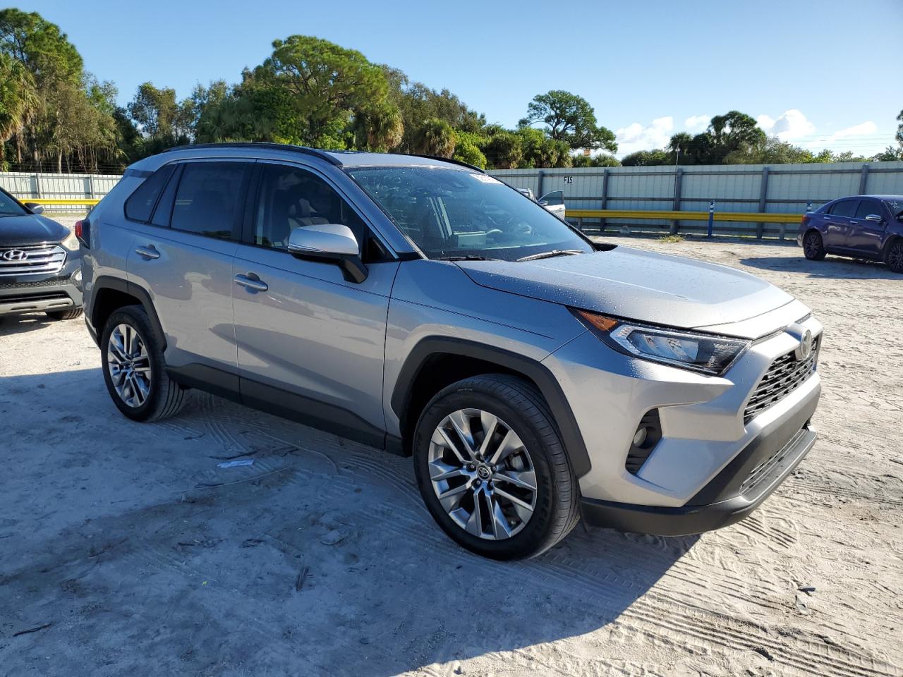 TOYOTA RAV4 XLE PREMIUM