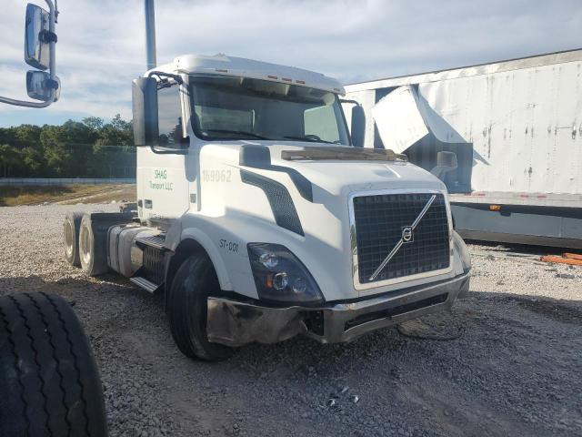 Global Auto Auctions: 2016 VOLVO VNL