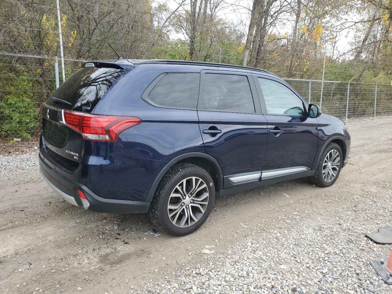 MITSUBISHI OUTLANDER SE