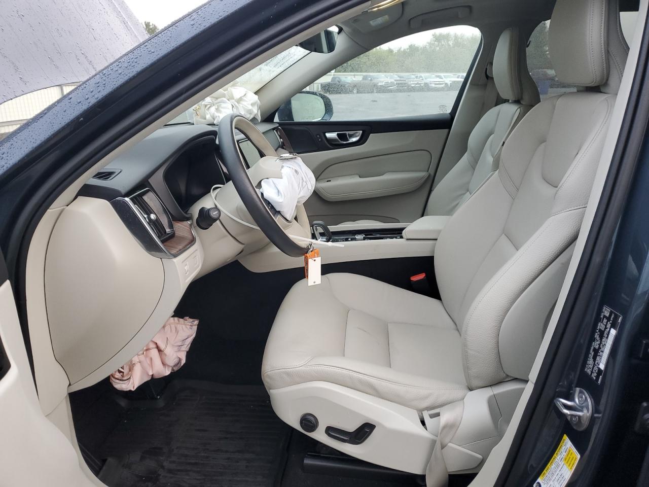 VOLVO XC60 B5 MOMENTUM