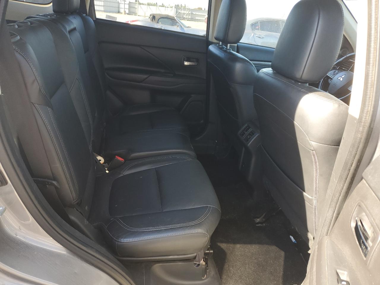 MITSUBISHI OUTLANDER SE