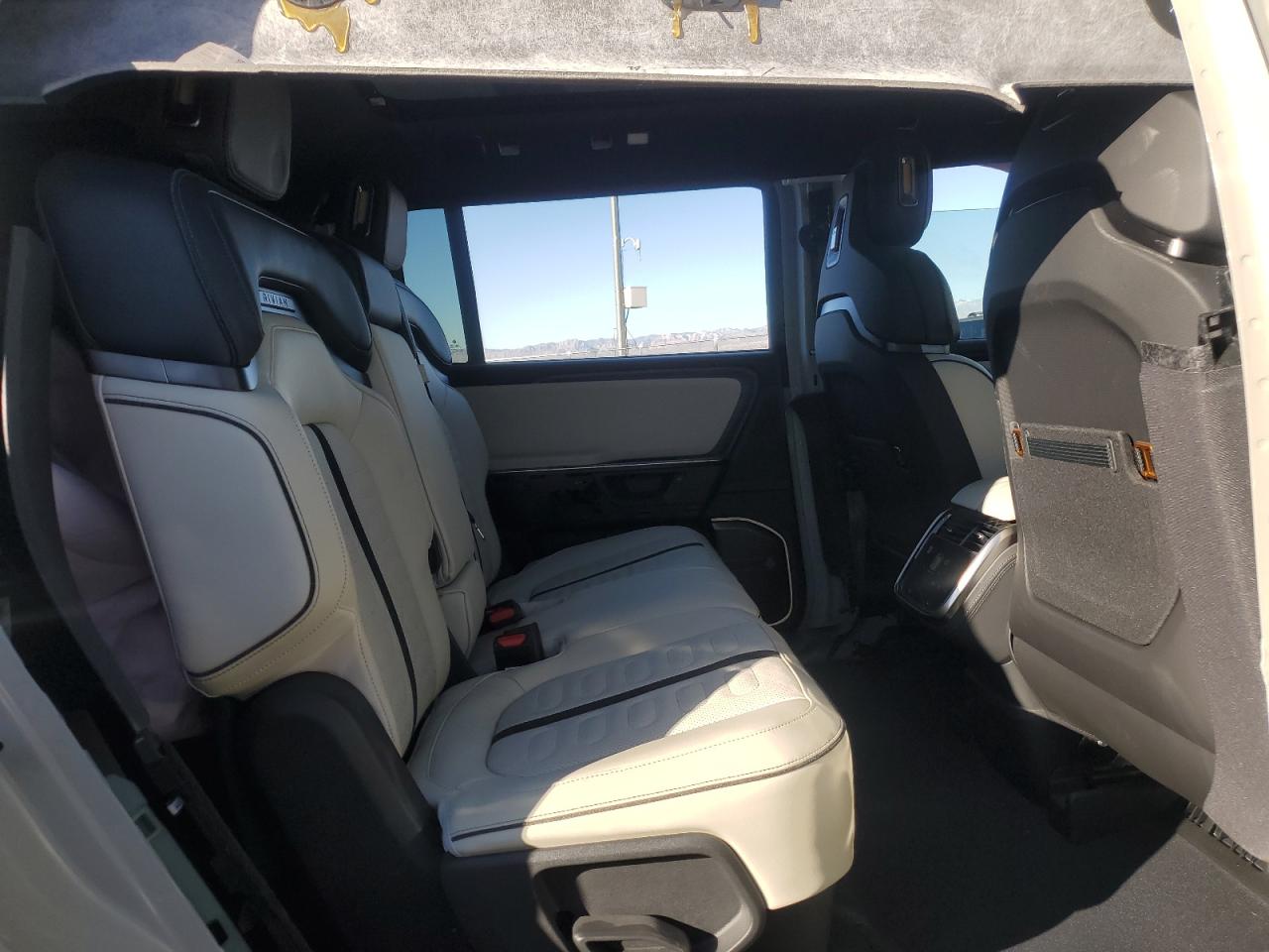 RIVIAN R1S ADVENTURE