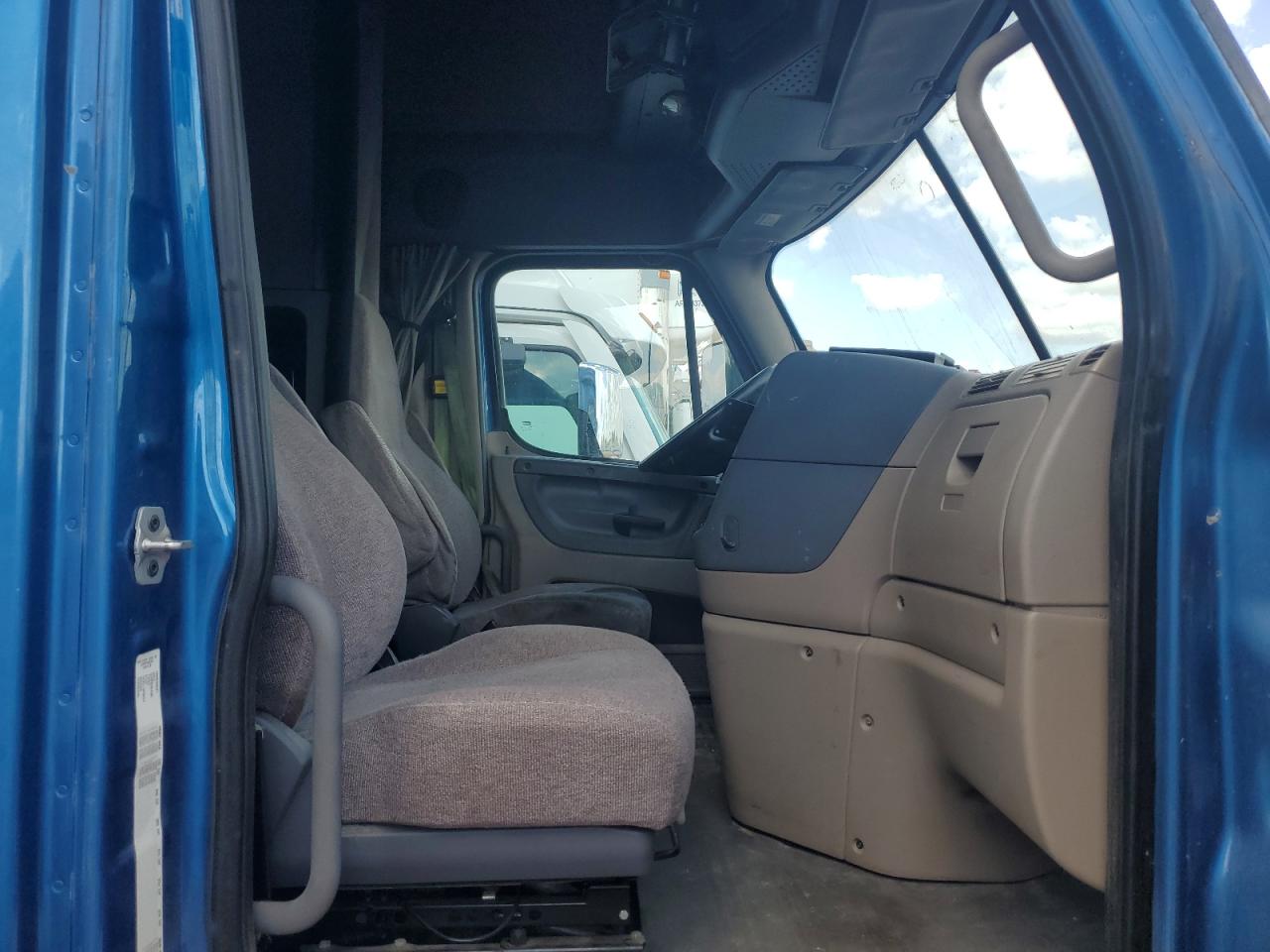 Lot #3268233020 2016 FREIGHTLINER CASCADIA 1