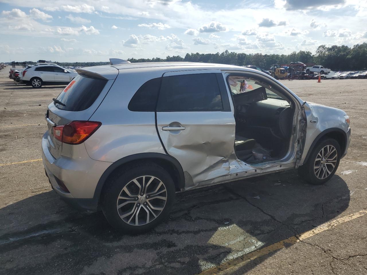 MITSUBISHI OUTLANDER SE