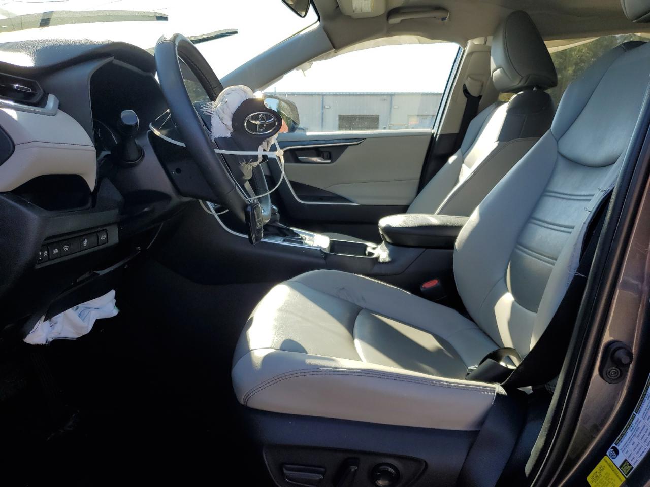 TOYOTA RAV4 XLE PREMIUM