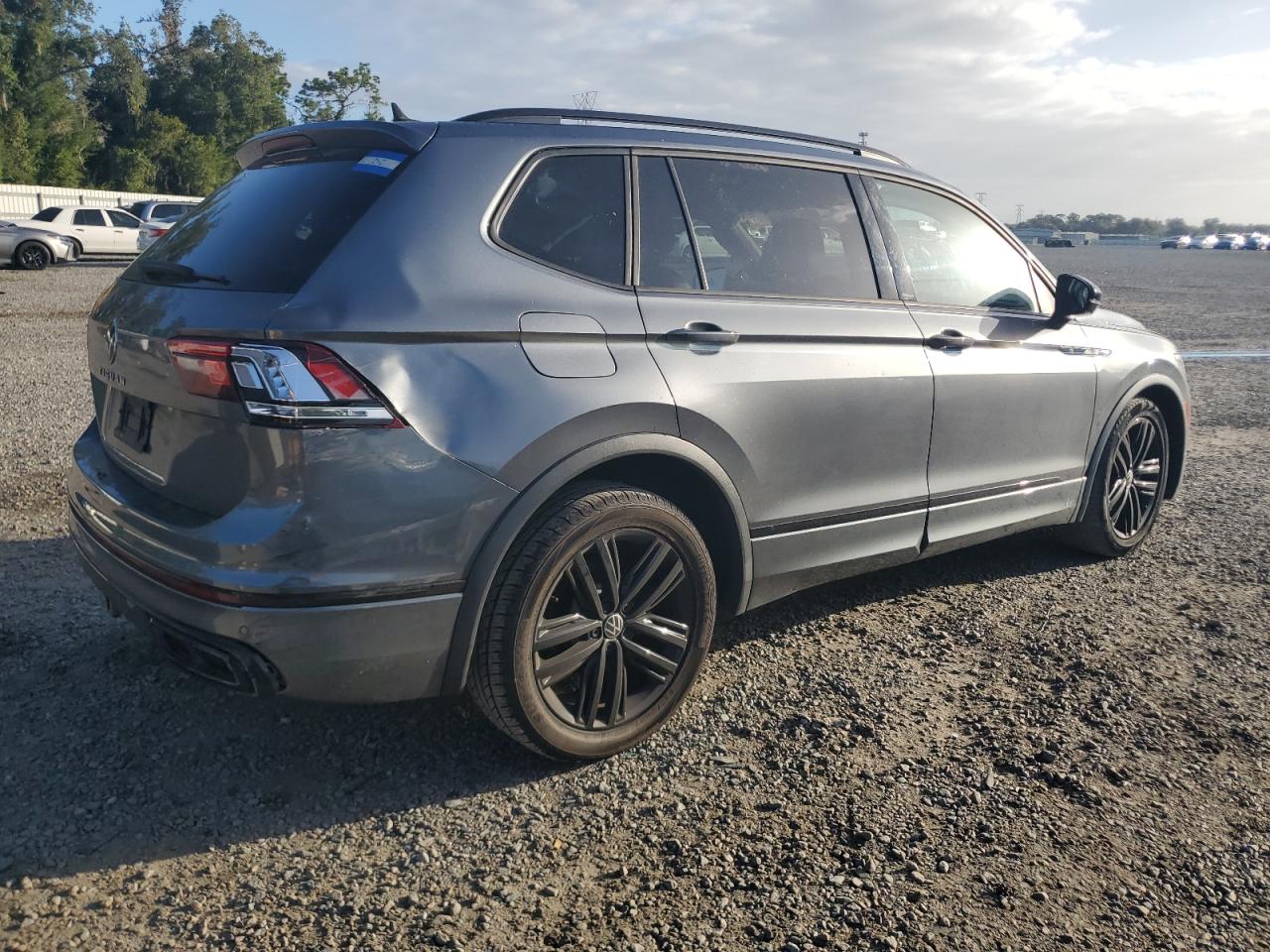 VOLKSWAGEN TIGUAN SE R-LINE BLACK