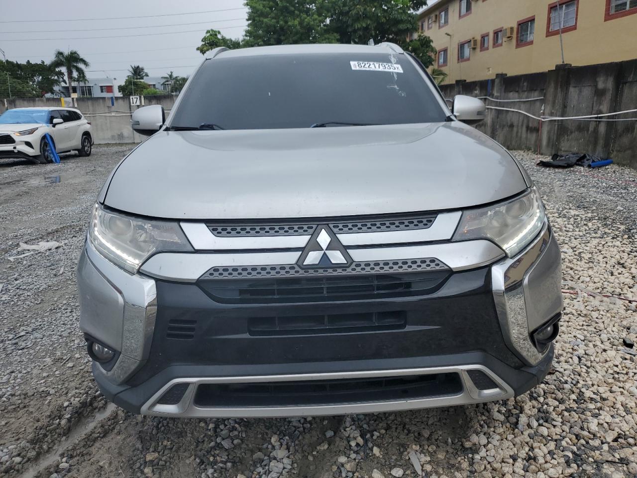 MITSUBISHI OUTLANDER SE