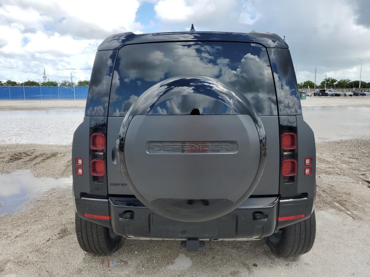 LAND ROVER DEFENDER 110 X-DYNAMIC SE