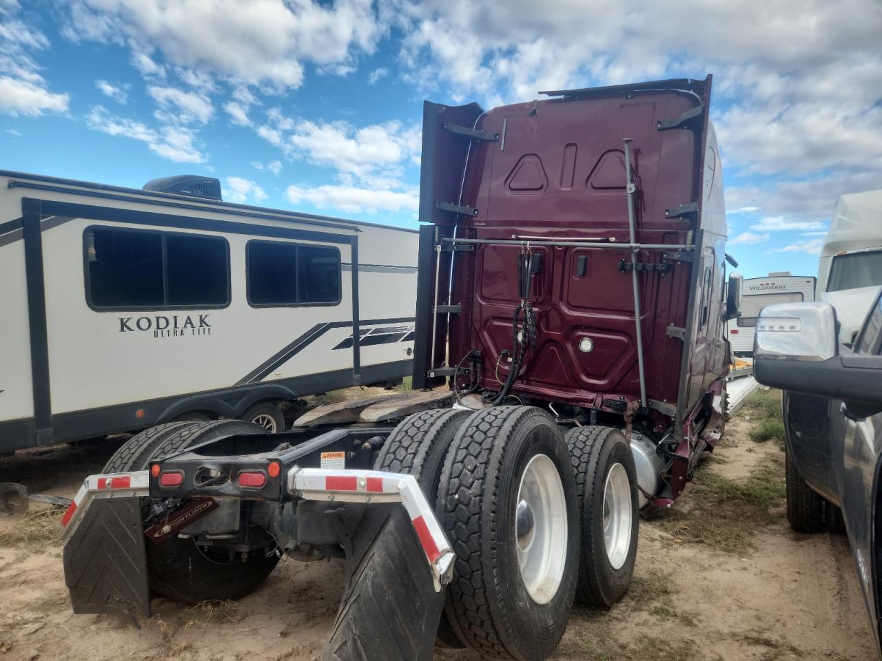 Lot #3304403584 2020 FREIGHTLINER CASCADIA 1