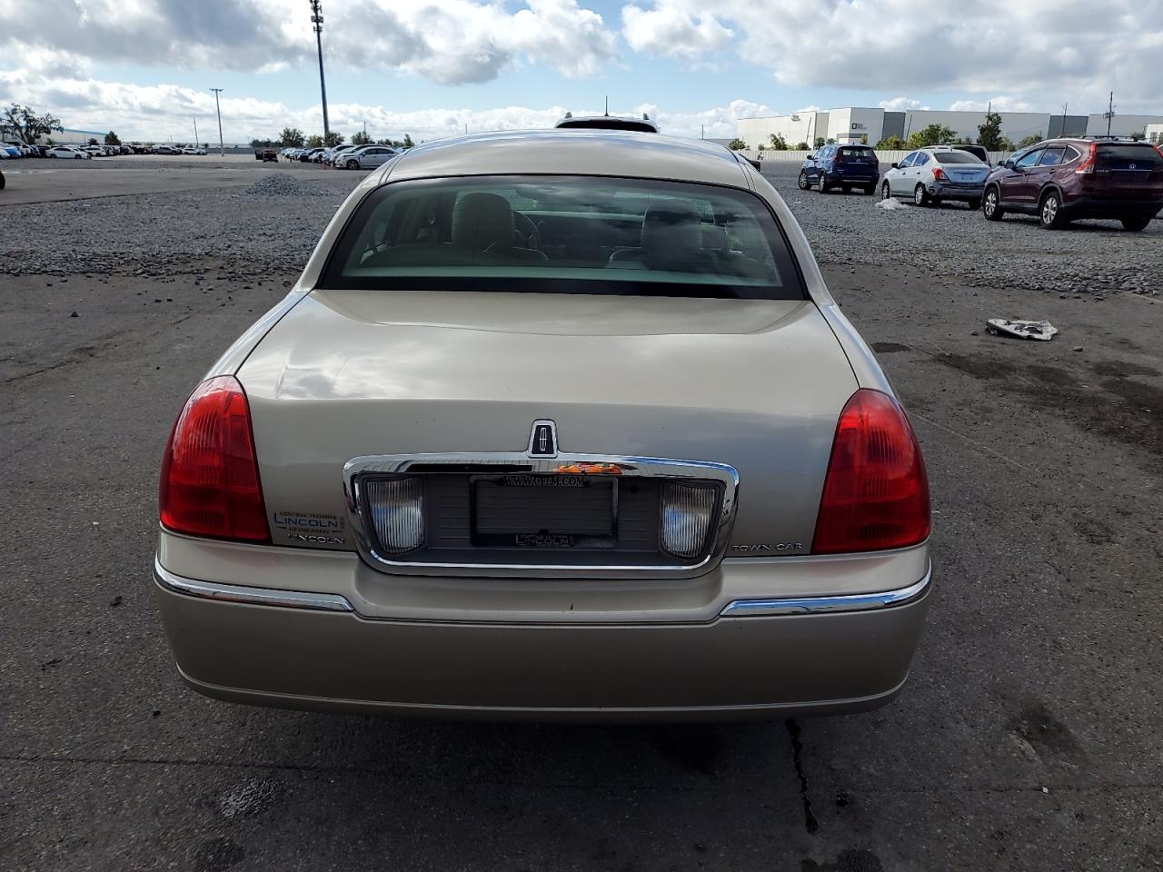 LINCOLN TOWN CAR SIGNATURE LIMITED