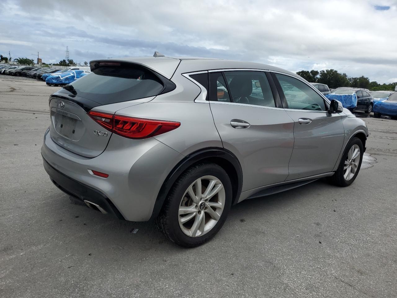 INFINITI QX30 BASE