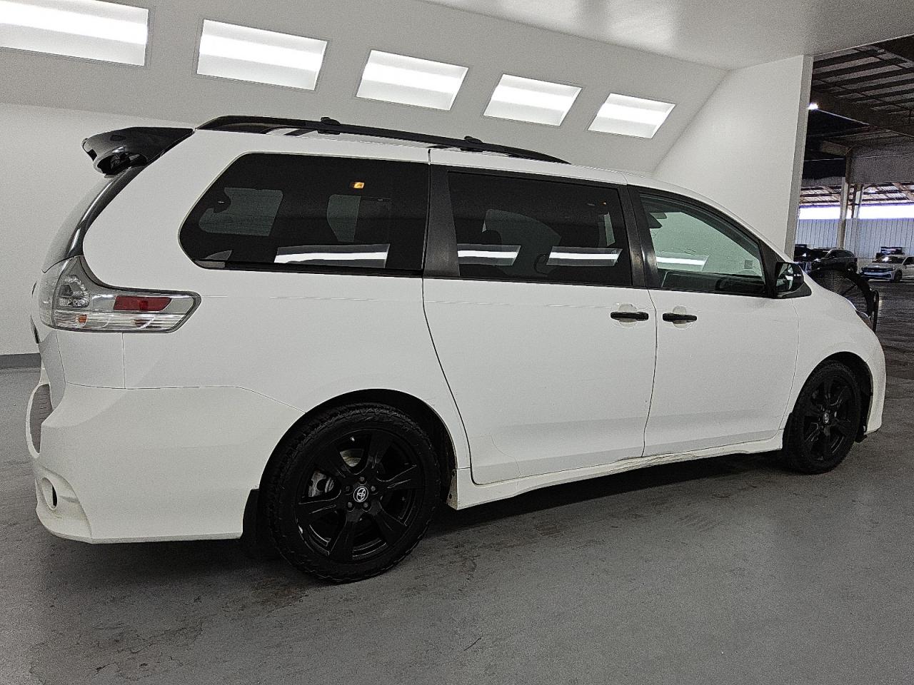 TOYOTA SIENNA SE