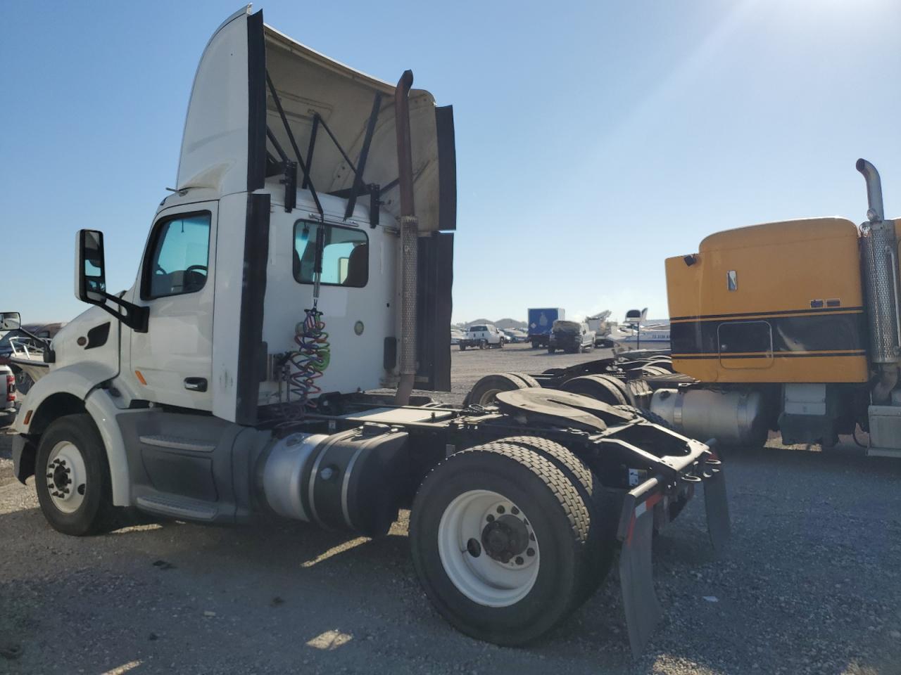 Lot #3284870018 2016 PETERBILT TRACTOR 579