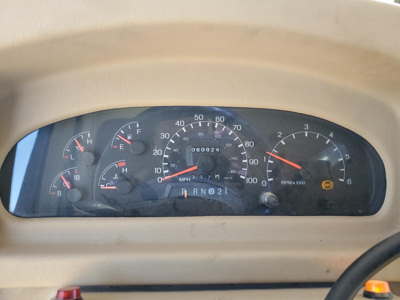 Lot #3282369306 2002 WINNEBAGO ADVENTURER