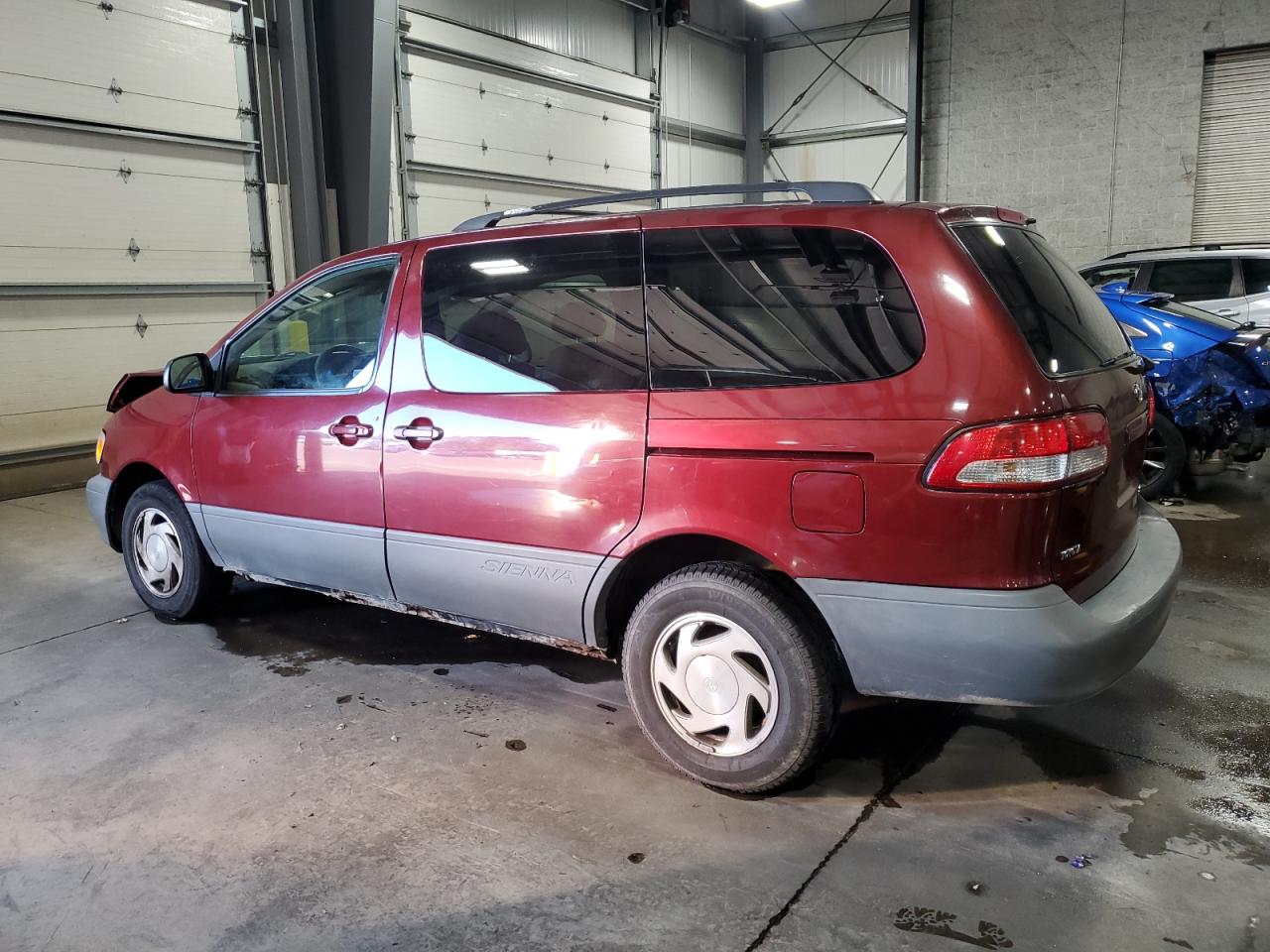 Lot #3283988853 2001 TOYOTA SIENNA LE