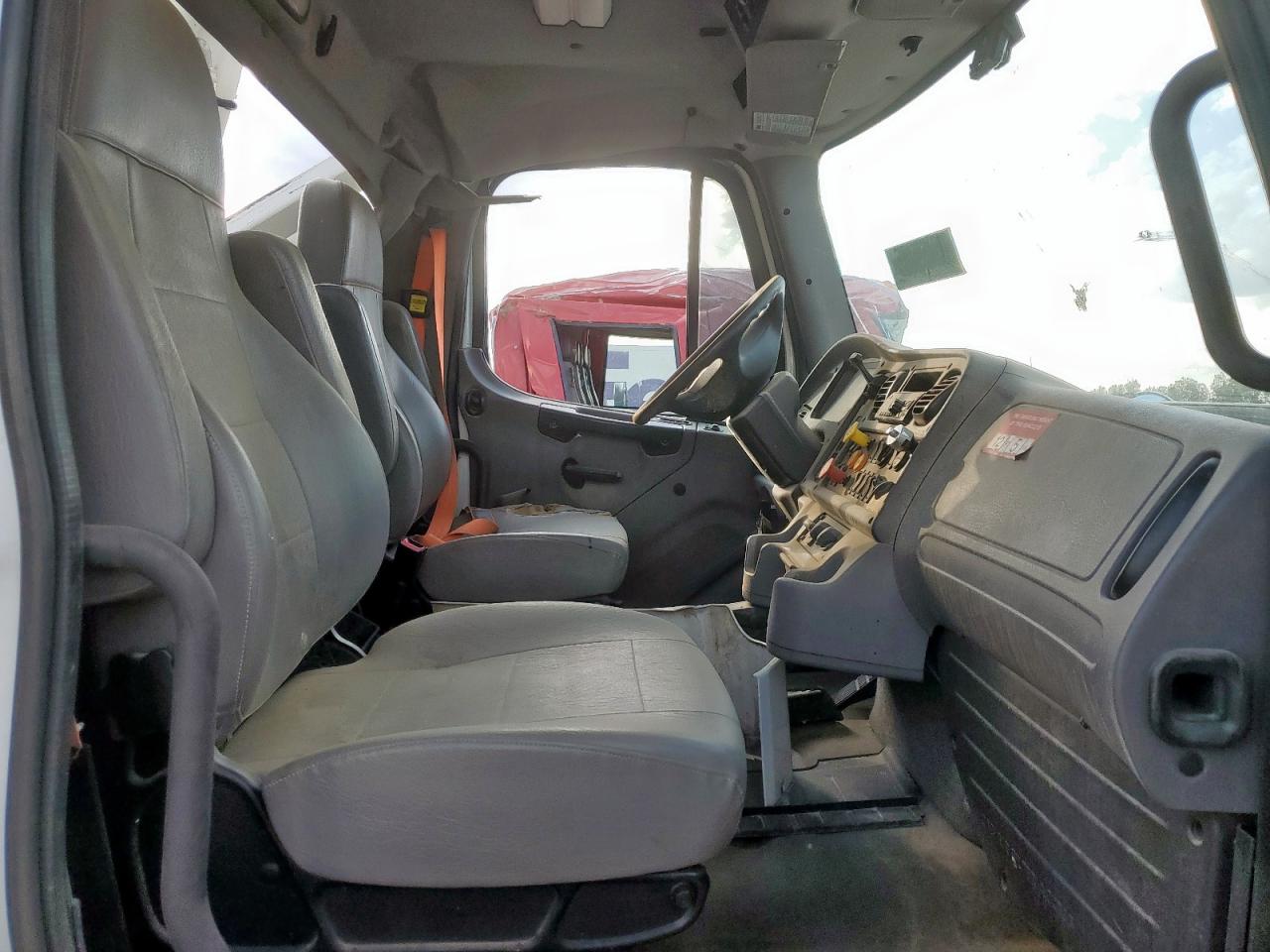 Lot #3296332441 2018 FREIGHTLINER M2 106 MED